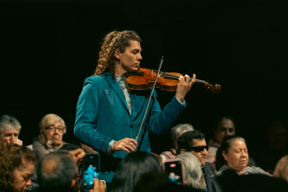 Gerson Eguiguren participó en el concierto que inauguró Nuestra Música el 1 de octubre en el Teatro Nacional Sucre, una jornada dedicada al pasillo ecuatoriano.