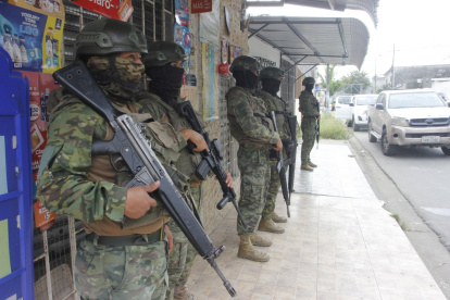 Integrantes de las Fuerzas Armadas durante un operativo en el noroeste de Guayaquil. Las extorsiones se han tomado diversas cooperativas de esta zona de la urbe porteña.