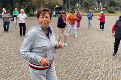 Marianita de Medina, de 84 años, acude de martes a jueves, desde las 07:00 hasta las 08:00, al Parque Inglés, en Quito, para practicar taichí, yoga, aeróbicos y zumba.