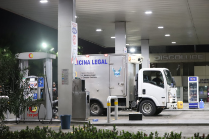 La Policía Nacional acudió a una gasolinera de Portete tras el asesinato de un hombre de aproximadamente 30 años.