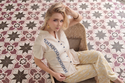 Bordados y variedad de tonos actualizan la guayabera femenina sin borrar su esencia.