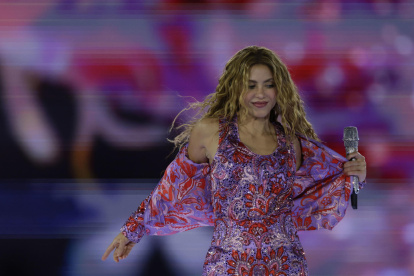 Shakira recibió a Dua Lipa como invitada especial durante uno de sus conciertos en Madrid.