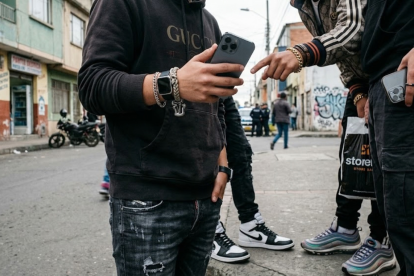 Imagen generada con IA, para simbolizar a adolescentes reclutados por GDO, que de repente tienen más dinero para comprar celulares, zapatos caros, etc.