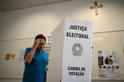 Un hombre hace un gesto antes de emitir su voto durante las elecciones presidenciales en un centro de votación en São Paulo, Brasil, este domingo 4 de octubre de 2026.