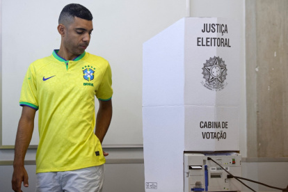 Un votante que lleva la camiseta de la selección nacional de fútbol de Brasil sufraga en un centro electoral en Brasilia, este domingo 4 de octubre de 2026.