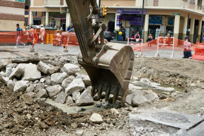 Los trabajos de reconstrucción de la calzada en la calle Clemente Ballén se realizan junto al Mercado Central.