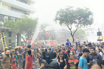 Guayaquileños disfrutaron y se mojaron durante el tradicional Ejercicio de Agua del Benemérito Cuerpo de Bomberos de Guayaquil, realizado en el centro de la ciudad.