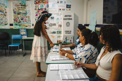 La adolescente indígena Lauryane Kokama, de 16 años, votó por primera vez durante la primera vuelta de las elecciones presidenciales en Brasil.