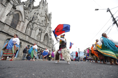 Cientos de personas participan en los distintos desfiles que recorren las principales calles de la ciudad durante las Fiestas de Quito.
