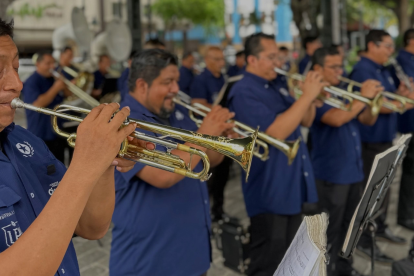 La banda municipal de Guayaquil presenta retretas durante las festividades octubrinas.