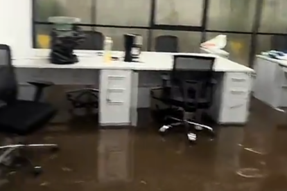 Captura de un video que muestra la sala de coordinación de Quitopía inundada.