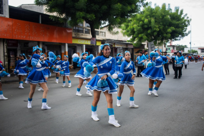 Jóvenes estudiantes desfilaron por las calles de Pascuales en honor a Guayaquil.