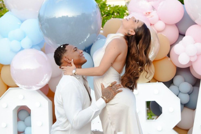 El peleador ecuatoriano Michael Morales en la pedida de mano y revelación de género con su pareja Katya Salazar.