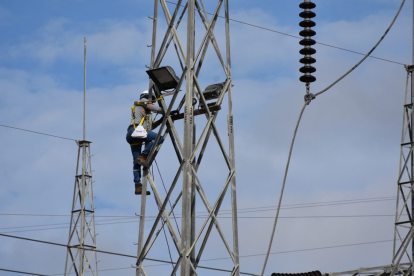 Ecuador busca importar energía con Perú.