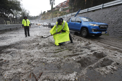 La av. Occidental, en el sector de la Mañosca, se cerró por la presencia de granizo.