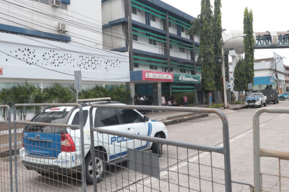 El Hospital Alcívar permanece cercado mientras Aquiles Álvarez continúa bajo atención médica en sus instalaciones.