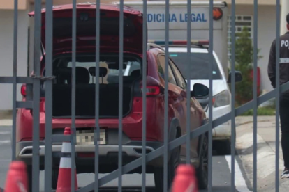 En este vehículo se movilizaba la víctima del sicariato cometido al ingreso de una urbanización en Chongón.