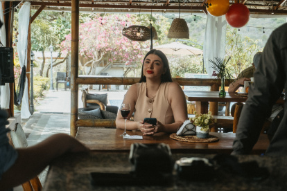 Alberto Pablo Rivera y Camila Valencia protagonizan De Cabeza, un cortometraje ecuatoriano ambientado en la costa del país.
