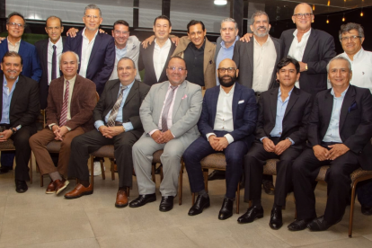 La promoción 42 del Cristóbal Colón se reunió en el Bankers Club.