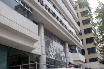 La actual Corte Constitucional ya, ni siquiera, se pueden distinguir de la ‘Corte cervecera’, lo que tampoco era la gran cosa, pues la vara estaba tan abajo que ello equivalía a volar por el subsuelo.