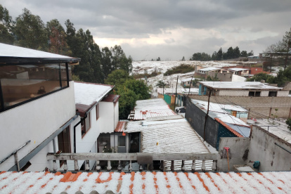 Sectores del Valle de Los Chillos quedaron cubiertos de granizo tras una intensa tormenta que también provocó acumulaciones de agua.