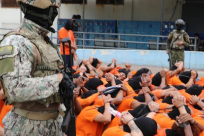 El Bloque de Seguridad trasladó a 300 PPL desde Esmeraldas N.º 2 hasta Guayas N.º 1, con base en labores de inteligencia para prevenir hechos de violencia y reforzar el control penitenciario. El operativo se realizó el 30 de septiembre.