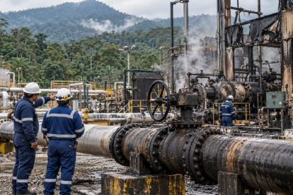 rabajadores inspeccionan una estación petrolera afectada por un incendio. La paralización Trabajadores inspeccionan del SOTE redujo el transporte de crudo y obligó a Petroecuador a disminuir progresivamente la producción