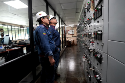 Técnicos de Petroecuador analizan el sistema tras el incendio.