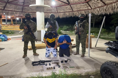 En Daule, militares detuvieron a dos hombres y hallaron armas en finca ligada al CJNG.