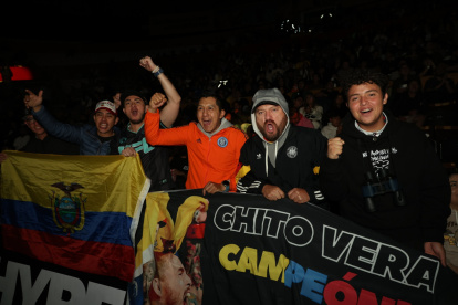 Pancho Jarrín (segundo desde la izquierda) y su grupo de amigos con la bandera que ya lucieron en Estados Unidos.