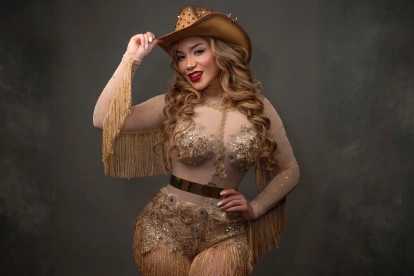 La artista orense Rossanna presenta su cumbia regional matizada con elementos de música urbana.