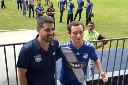 José David Jiménez (i) junto a los hinchas en el estadio George Capwell, previo a un partido de Emelec.