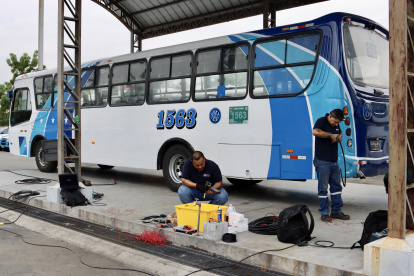 La ATM inició la instalación del sistema de pago electrónico y monitoreo ITOR en los buses urbanos de Guayaquil.