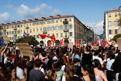 Estudiantes de secundaria y miembros de sindicatos franceses marchan por las condiciones educativas en Niza, Francia, el 6 de octubre de 2026.