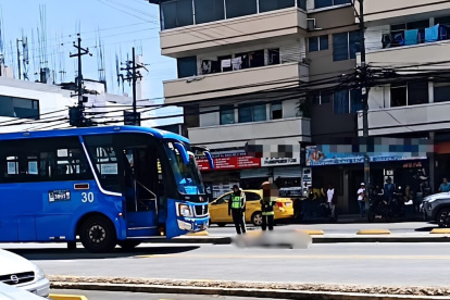 El siniestro ocurrió en la avenida De la Prensa, donde un bus de transporte público atropelló a un adulto mayor durante la mañana.