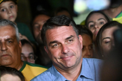 El senador Flávio Bolsonaro ofrece declaraciones luego de conocer los resultados oficiales de los comicios.