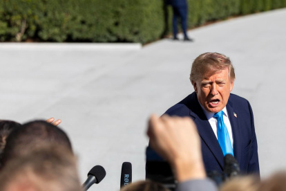 El presidente de EE.UU., Donald J. Trump, habla con los medios de comunicación mientras el 5 de octubre de 2026.