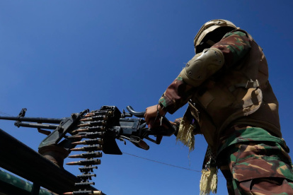 Un soldado de Yemen tras una ametralladora en la parte trasera de un vehículo durante una patrulla contra los hutíes en Saná.