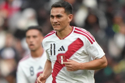 Jairo Vélez busca convertirse en el hombre que le dé pausa, creatividad y claridad al ataque de la selección peruana.