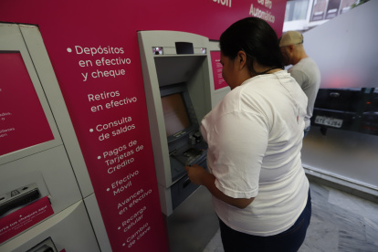 Una persona usa cajero automático en la ciudad de Guayaquil.