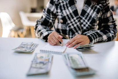 El décimo tercer sueldo podría llegar desde noviembre a trabajadores de empresas privadas que decidan adelantar el pago.