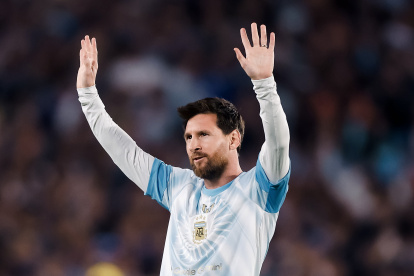 Lionel Messi de Argentina saluda, previo a un partido amistoso internacional entre Argentina y Benín en el estadio Monumental, en Buenos Aires (Argentina).