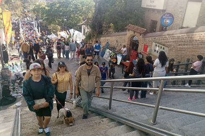 Turistas caminando por las calles de Cuenca.