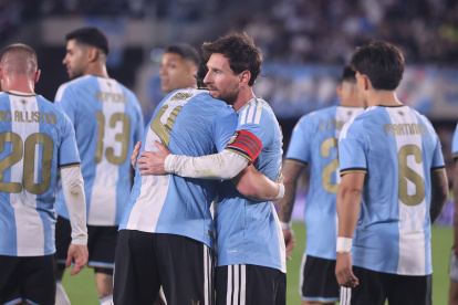 Lionel Messi de Argentina celebra su gol en un partido Amistoso Internacional entre Argentina y Benín en el estadio Monumental, en Buenos Aires (Argentina).