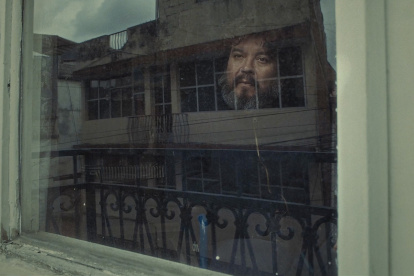 El poeta quiteño, junto a una ventana. Durante varios años, el rodaje se acercó a su intimidad, sus afectos y su manera de expresar el dolor.