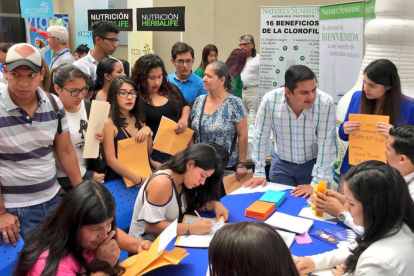 Decenas de jóvenes buscan empleo en una feria laboral.