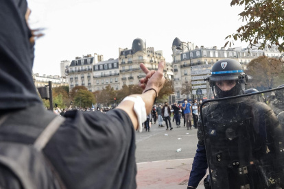 Se produjeron enfrentamientos al término de una manifestación de estudiantes de secundaria y miembros de sindicatos de educación durante una jornada nacional de protestas por las condiciones escolares en París, Francia, el 6 de octubre de 2026.