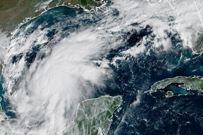 La tormenta Isaías avanza por el Golfo de México y podría convertirse en huracán antes de acercarse a Estados Unidos.