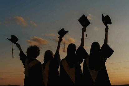 La oportunidad está dirigida a ecuatorianos o residentes en Ecuador que buscan continuar su formación profesional con un posgrado internacional