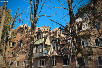 Daños en un edificio residencial de cinco pisos tras un ataque ruso en Priluki, región de Cherníguiv, Ucrania, el 7 de octubre de 2026.